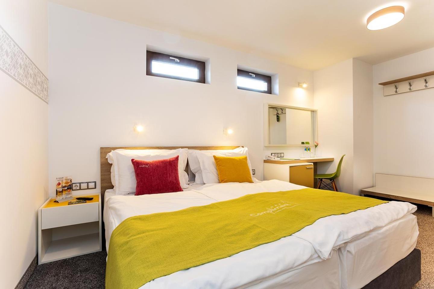 Hotel Compliment Trjavna Kültér fotó