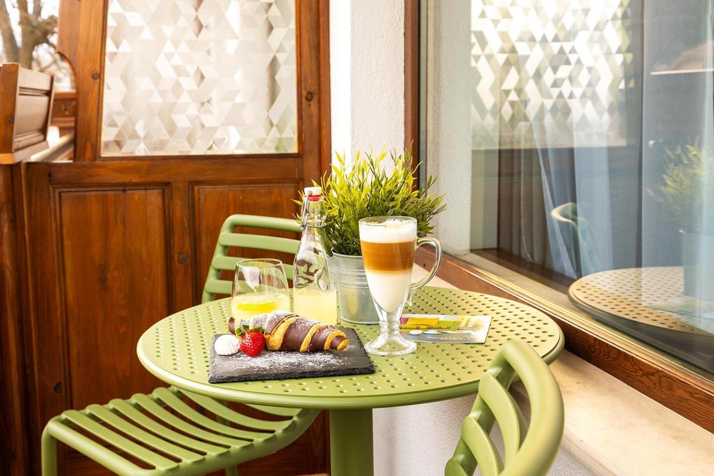 Hotel Compliment Trjavna Kültér fotó