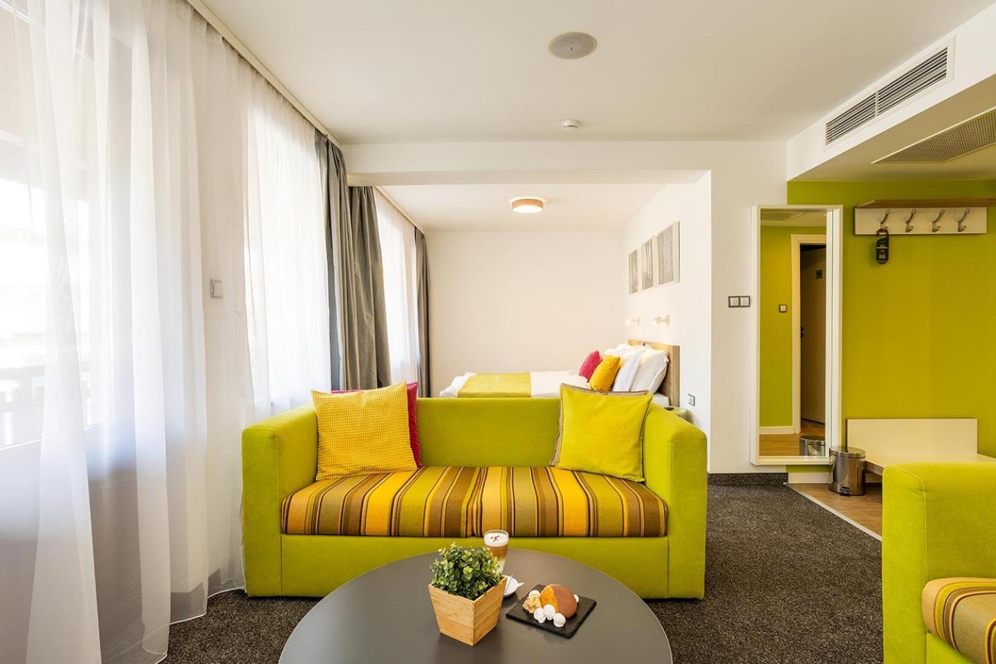 Hotel Compliment Trjavna Kültér fotó