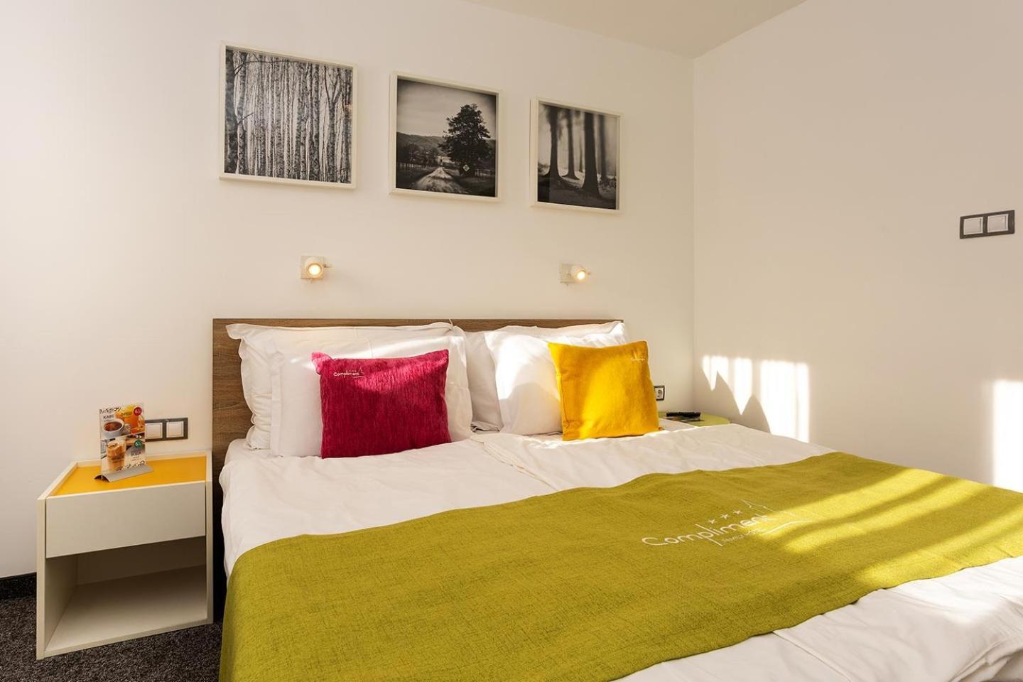 Hotel Compliment Trjavna Kültér fotó