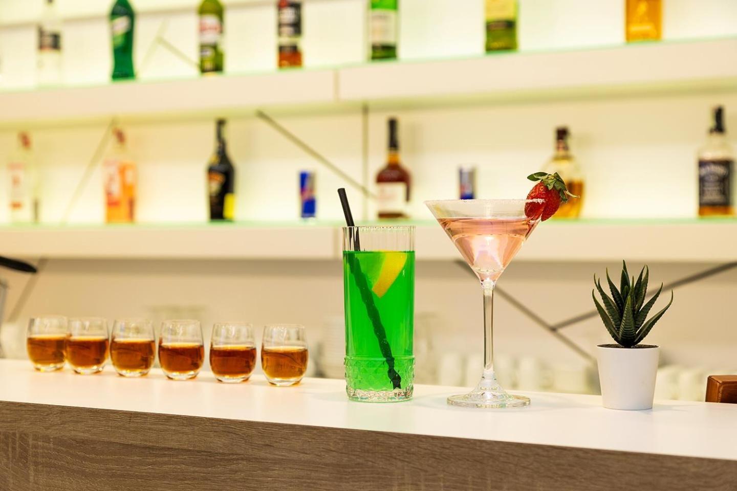 Hotel Compliment Trjavna Kültér fotó