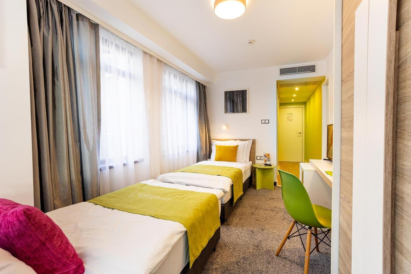 Hotel Compliment Trjavna Kültér fotó